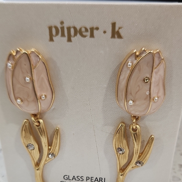 🔹️Piper K🔹  Gold and Cream Tulip Glass Stones Pearl Dangle Floral Earrings ✨🌷 - Picture 4 of 7